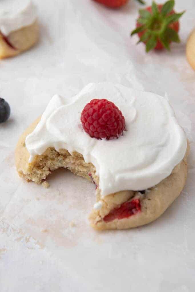 Mini biscuits Crumbl aux fruits et à la crème
