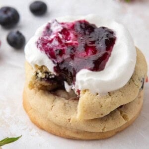 Cookies aux baies et crème superposés