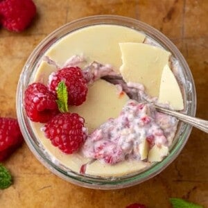 Avoine la nuit à la crème de chocolat blanc et framboises