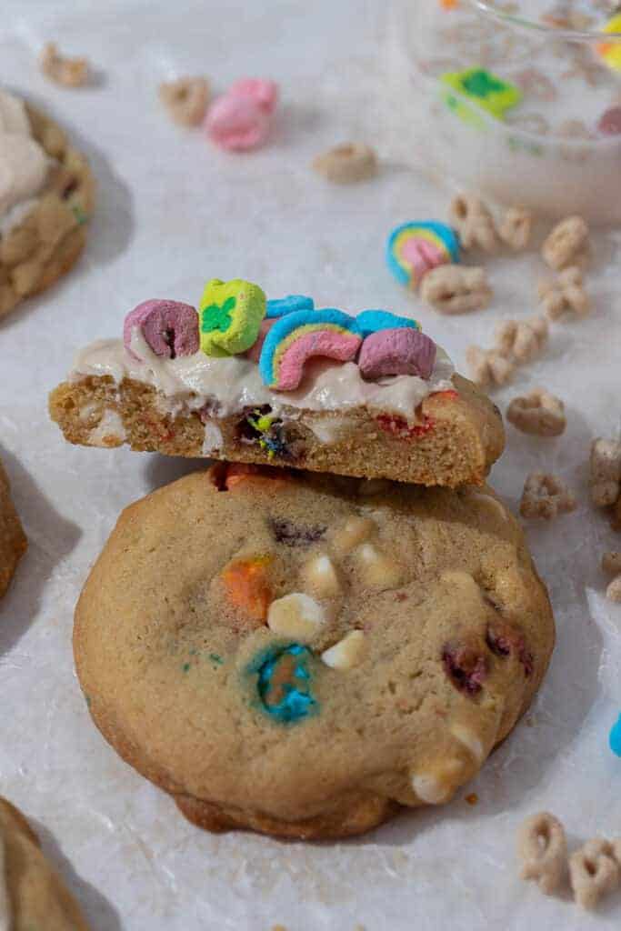 Cookie Lucky Charms coupé en deux