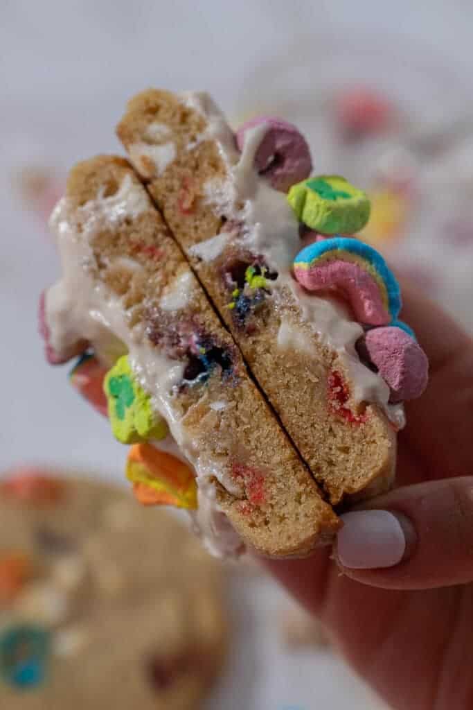 Cookie épais aux céréales coupé en deux
