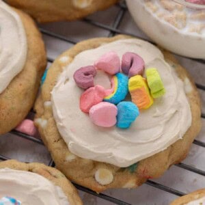 Crumbl cookies glaçonnées aux Lucky Charms