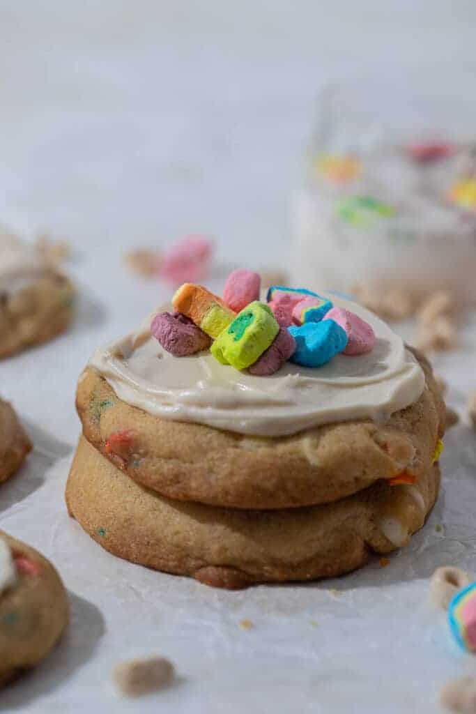 Cookies Crumbl empilés glacés Lucky Charms
