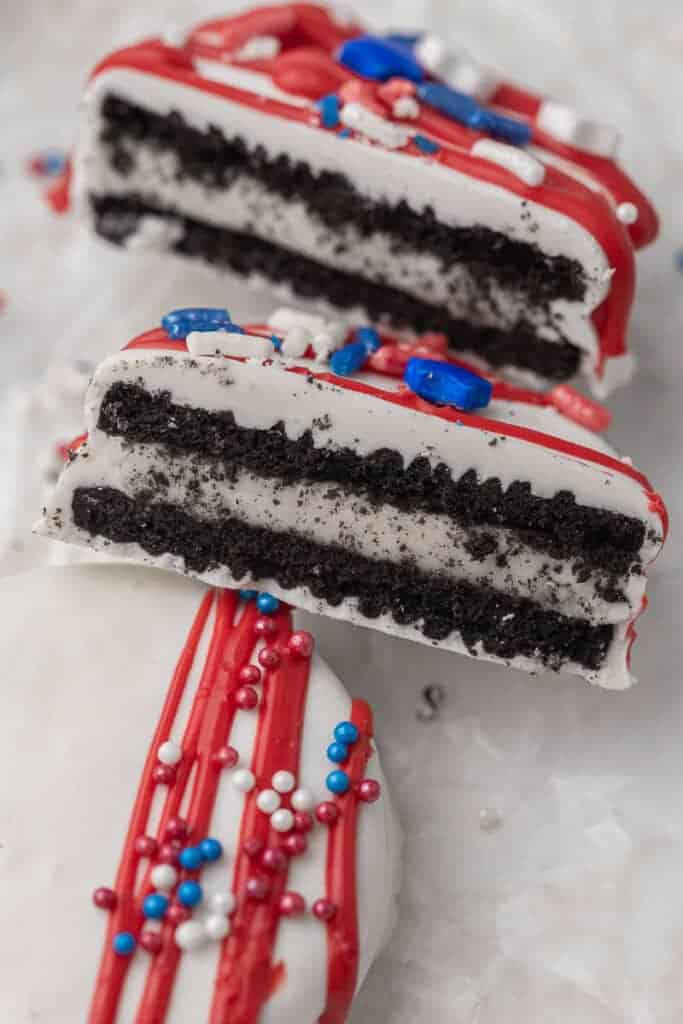 Oreo du 14 juillet enrobé de chocolat coupé en deux