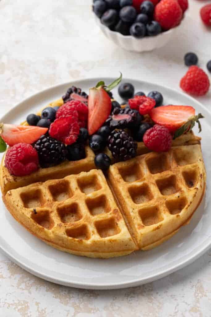 Fruits rouges frais sur gaufres