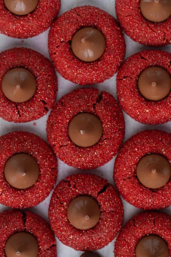 Vue de dessus de biscuits au velours rouge