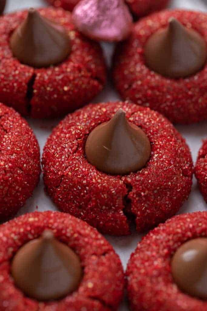 Gros plan sur un biscuit Hershey's velours rouge