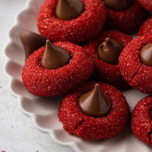 Les fleurs en velours rouge Hershey's sur une assiette