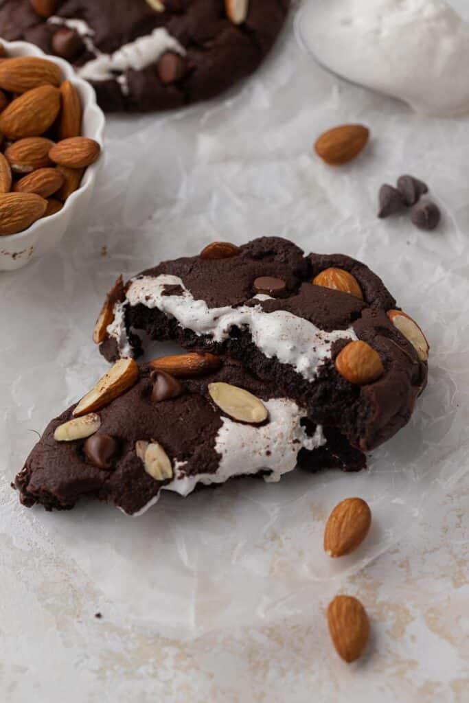 Cookie Rocky Road Crumbl cassé en deux