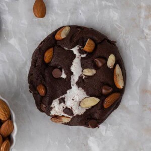 Vue aérienne du cookie chocolat avec amande et pépites de chocolat