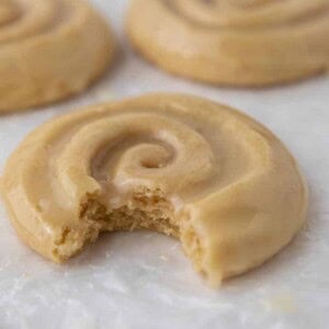 Cookie crumbl honey bun avec une bouchée