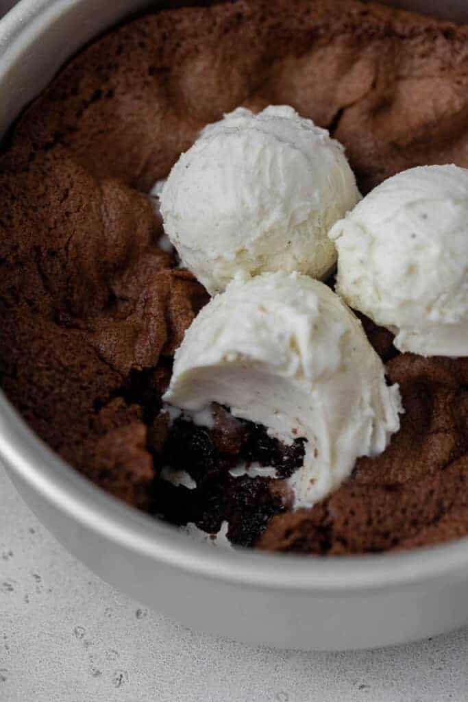 Gros plan sur petits brownies à la friteuse