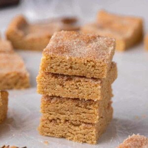 Pile de barres blondies Snickerdoodle