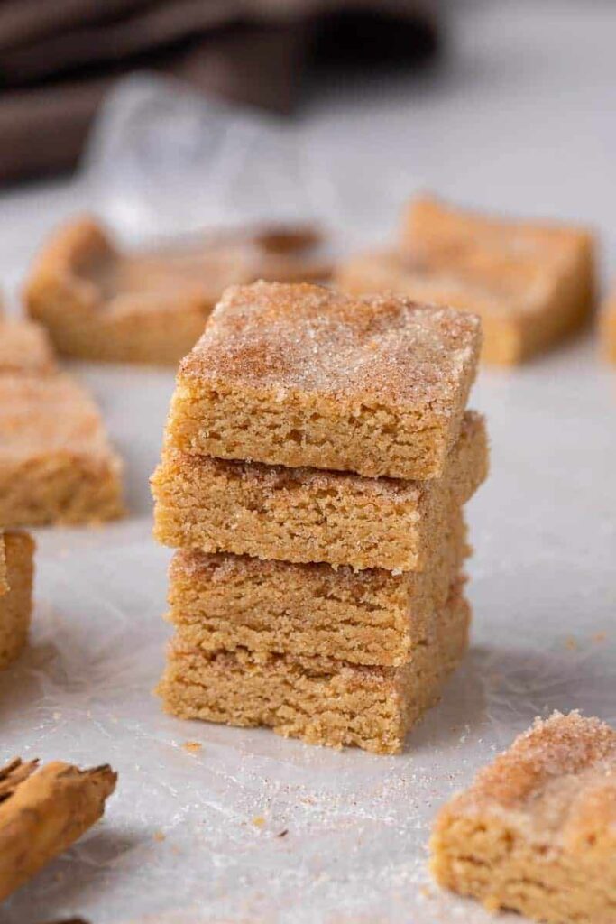 Pile de blondies snickerdoodle