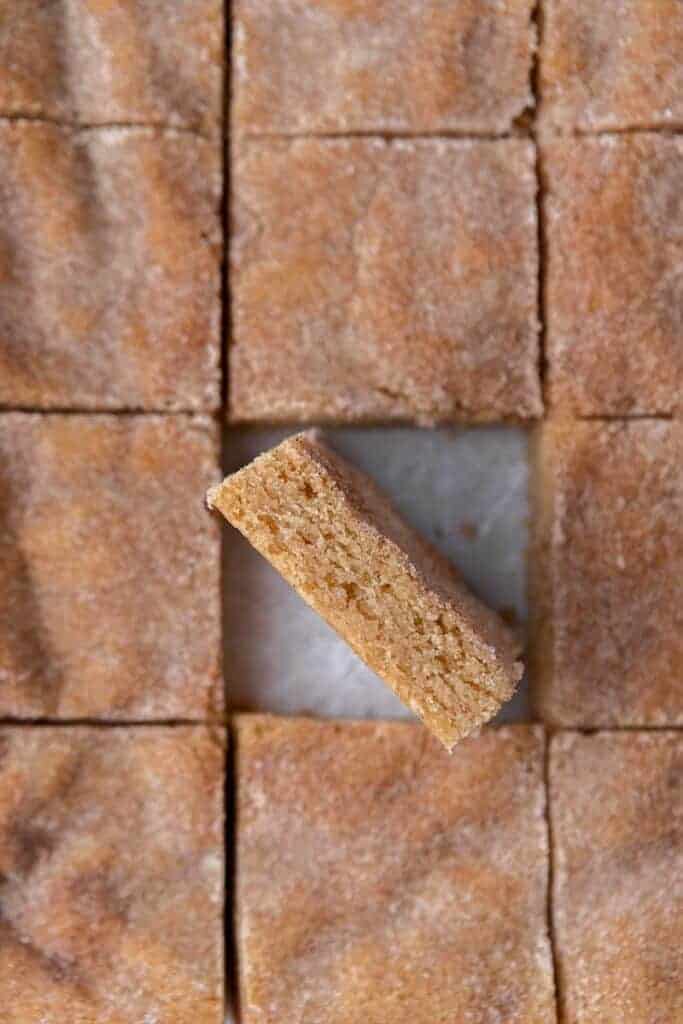 Vue plongeante de blondies snickerdoodle
