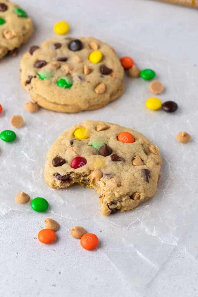 Gros cookies monstre Crumbl avec une bouchée enlevée