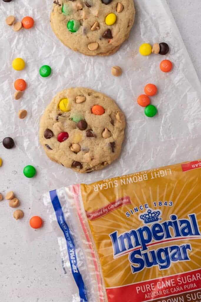Sac de sucre brun Imperial à côté de cookies