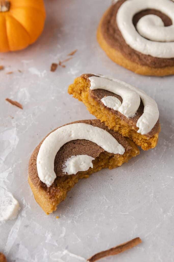Cookie roulé à la citrouille coupé en deux