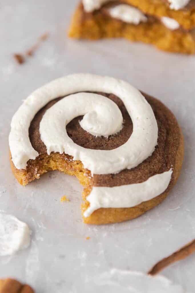 Cookie roulé à la citrouille avec une bouchée