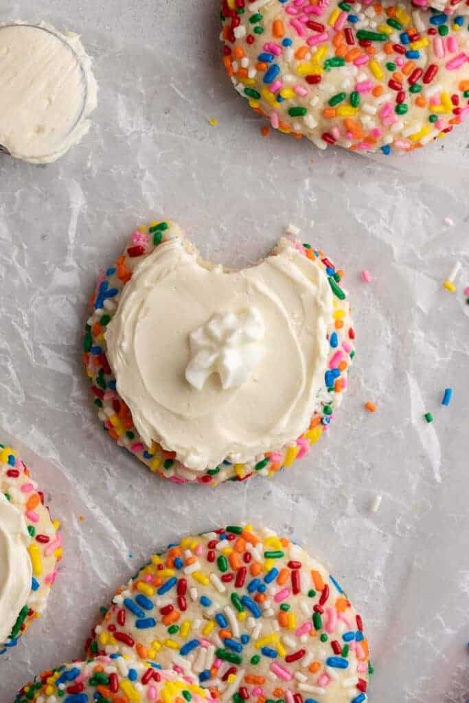 Prise de vue aérienne des cookies glacés funfetti