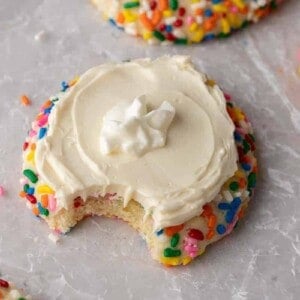 Cookie milkshake funfetti Crumbl avec une bouchée