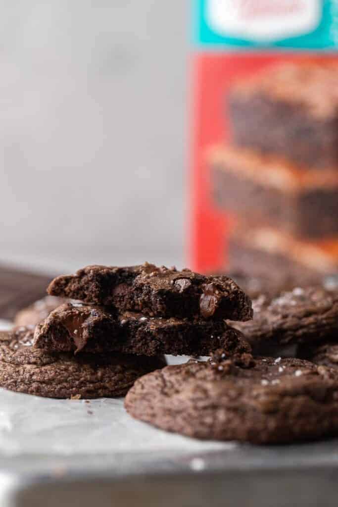 Cookies de brownie brisés en deux