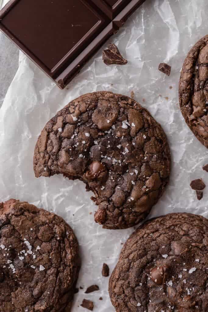 Plan en plongée de cookies au brownie Crumbl