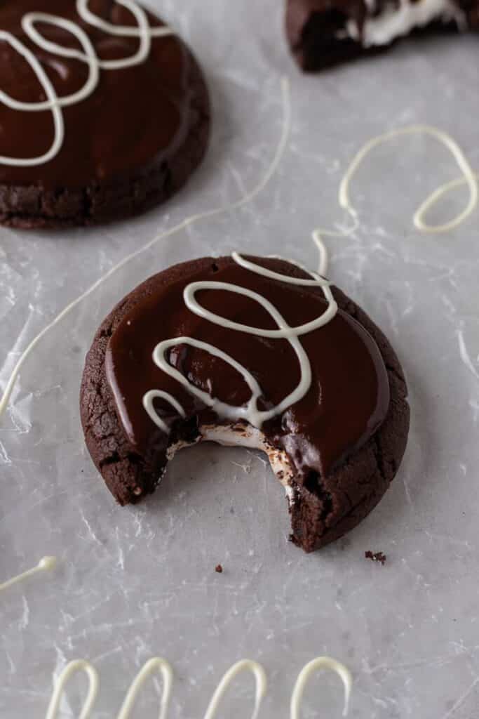Cookie Crumbl au chocolat et guimauve avec une bouchée