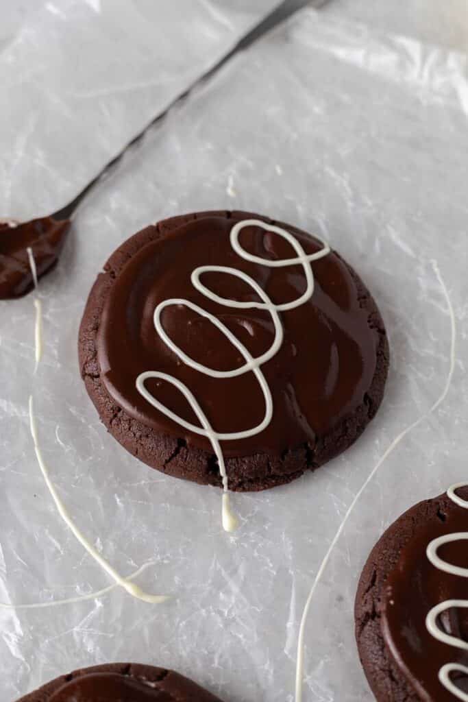 Gâteau brownie avec ganache chocolat et décoration en spirale