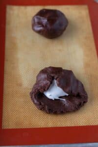 Remplir un biscuit au chocolat de pâte à guimauve