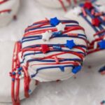 Oreos du 14 juillet trempés dans du chocolat blanc