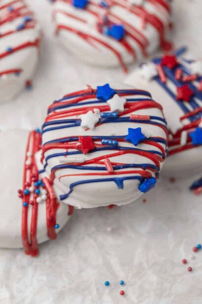 Oreos du 14 juillet trempés dans du chocolat blanc