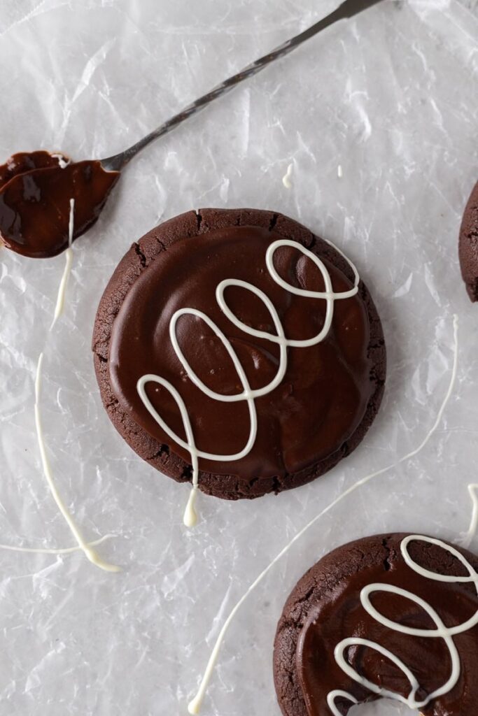 Cookies Crumbl au cupcake chocolat et guimauve