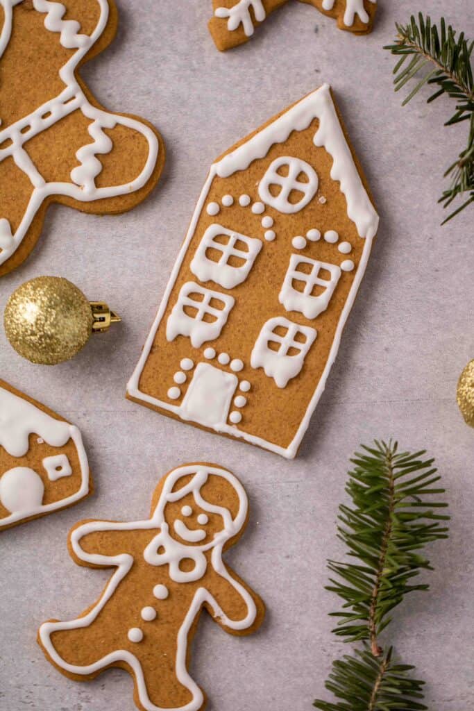 Biscuits en pain d'épice découpés