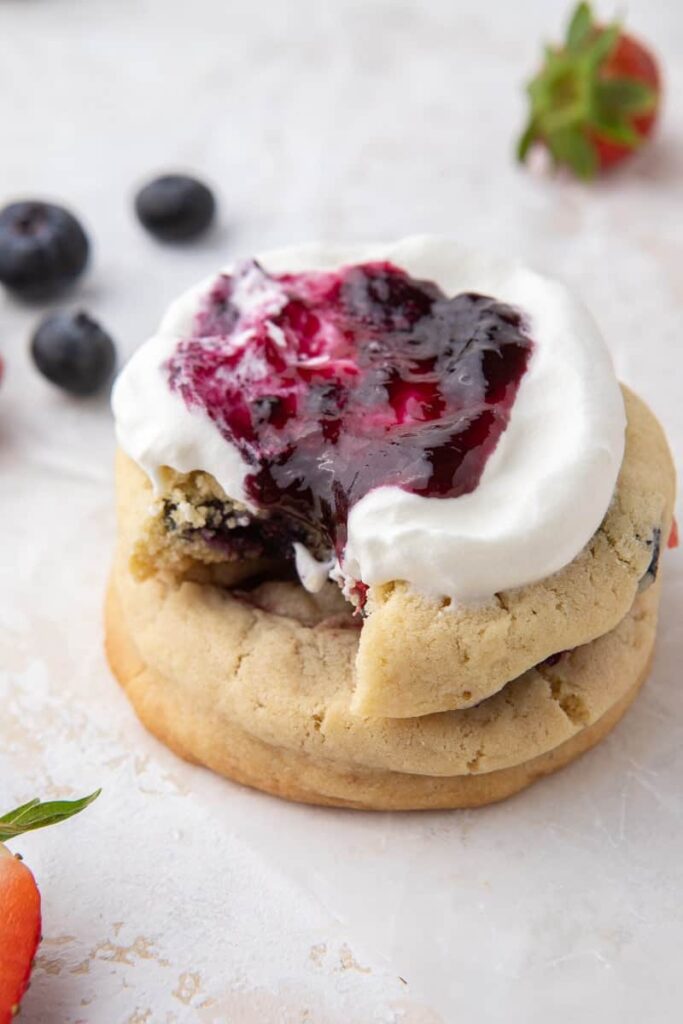 Biscuits aux fruits et à la crème superposés