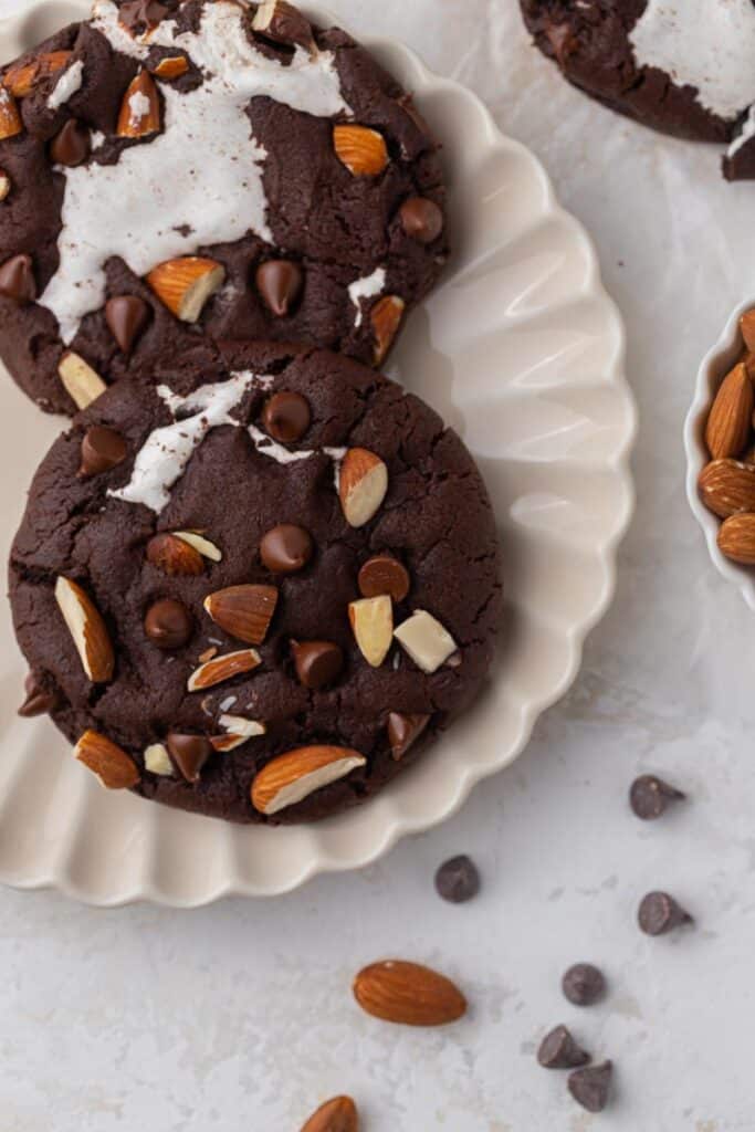 Cookies Rocky Road de Crumbl sur une assiette