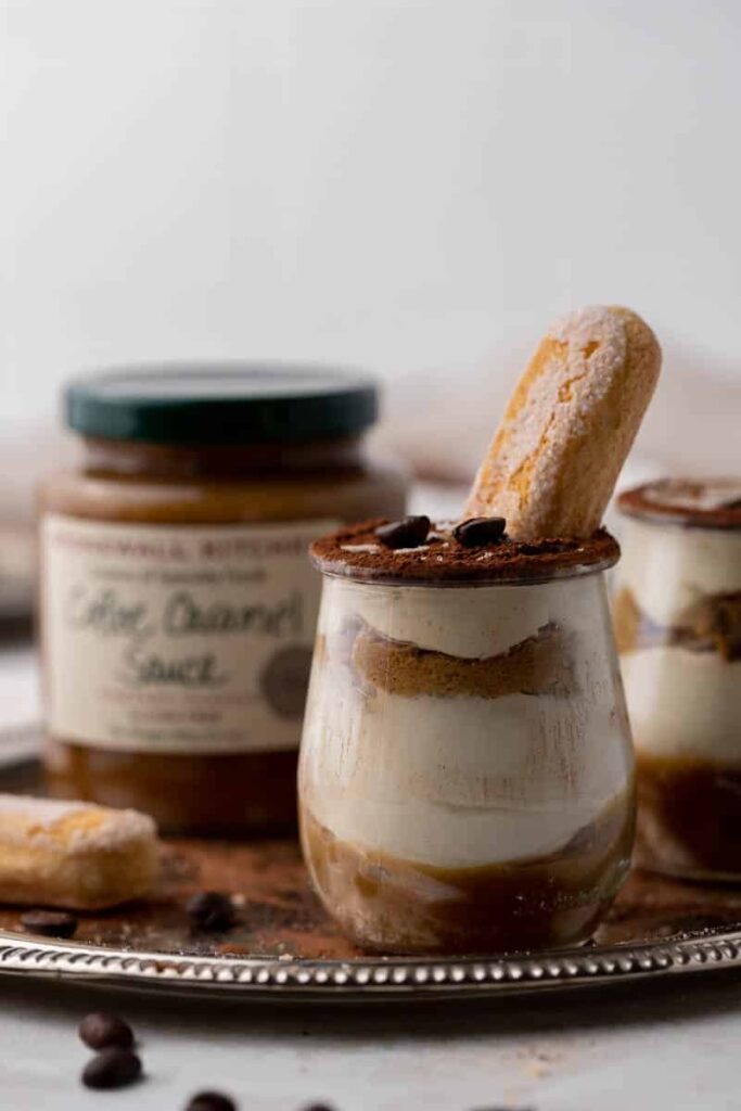 Coupes de tiramisu au caramel pour les paresseux - Dessert macchiato au caramel