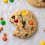 Recette des cookies Monstre de Crumbl – M&M’s, pépites de beurre de cacahuète, pépites de chocolat