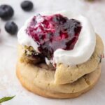 Biscuits glacés aux fruits rouges et crème de Crumbl