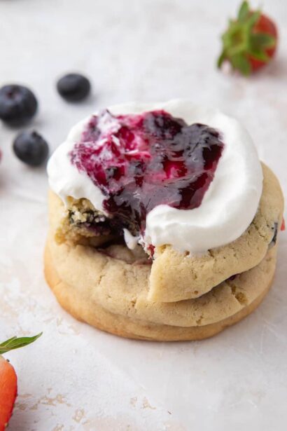 Biscuits glacés aux fruits rouges et crème de Crumbl