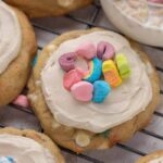 Cookies glacées Lucky Charms de Crumbl