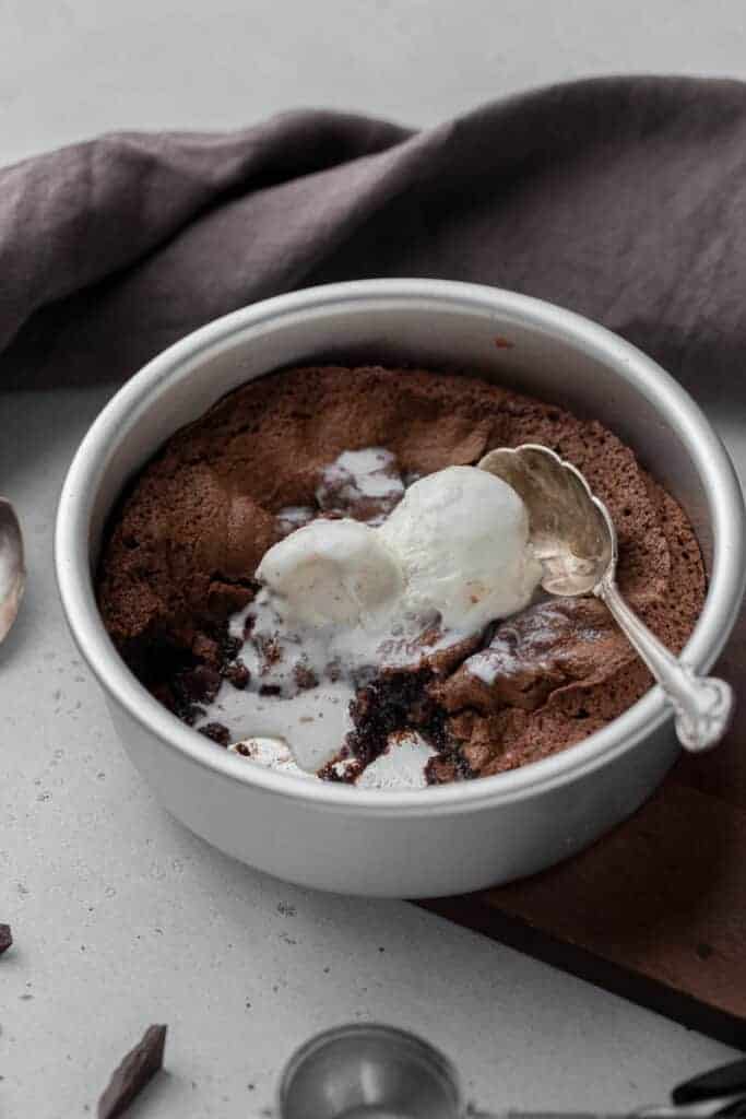 Brownies fondants à la friteuse à air, avec une boule de glace sur le dessus