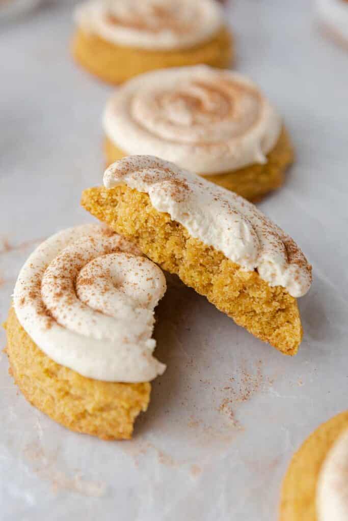 Biscuits caramel citrouille coupés en deux