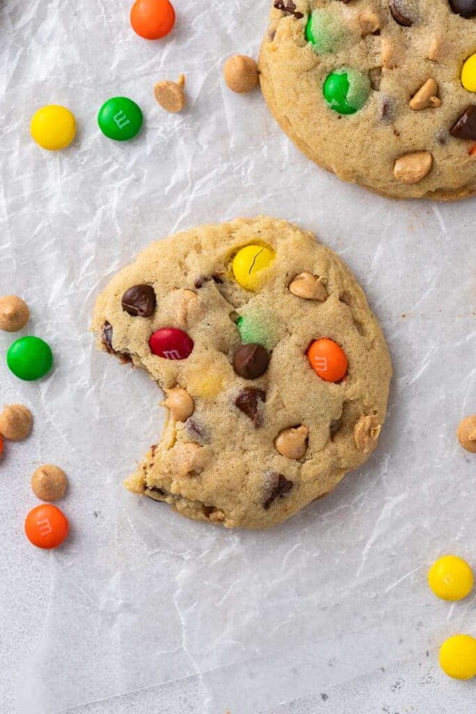 Photo en hauteur de cookies monstre Crumbl