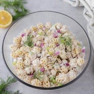 Salade de pâtes au thon dans une assiette