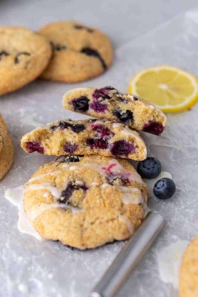 Intérieur des cookies aux myrtilles CRUMBL