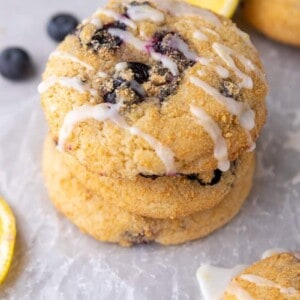 CRUMBL cookies aux myrtilles et crumble