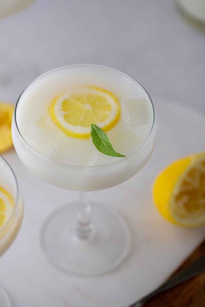 Limonade crémeuse facile dans un verre de champagne