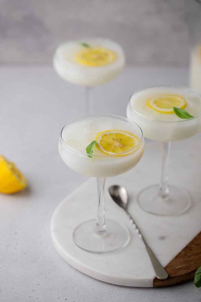 Boisson estivale sucrée avec du lait concentré dans un grand verre