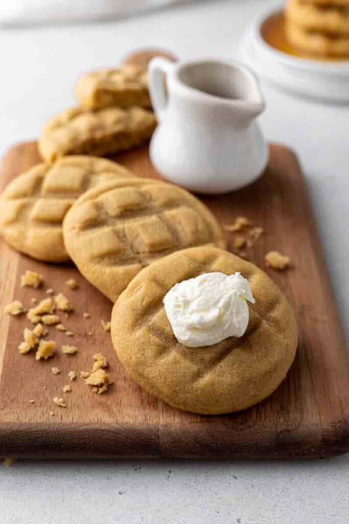 Biscuits CRUMBL sur une planche à découper